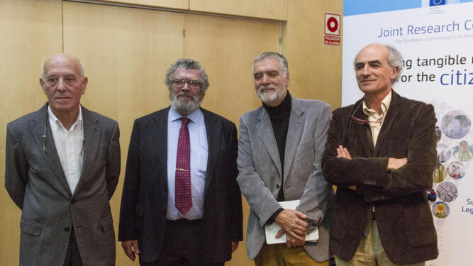 Pedro Navarro (ex político socialista), Antonio Fontán (ex político del PP), Pepe Fernández (moderador) y Eliseo Monsalvete (presidente de ISA).