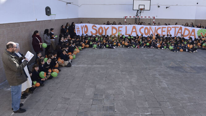 Un momento de la protesta llevada a cabo en el Colegio de las Mercedarias de la calle San Vicente.