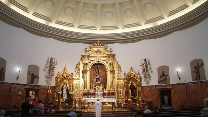 El altar mayor de la Basílica del Gran Poder, presidido por el Señor.