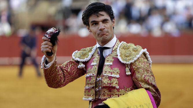 Pablo Aguado, con el trofeo que consiguió en el festejo del pasado Corpus en la Maestranza sevillana.