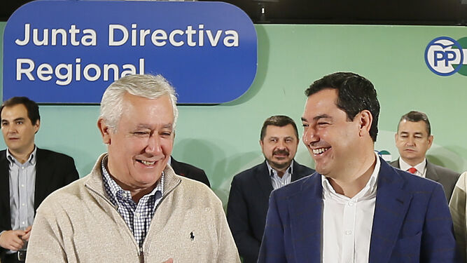 Javier Arenas y Juanma Moreno, en la Junta Directiva Nacional, en Sevilla
