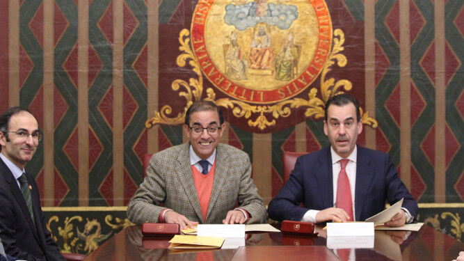 El rector y el presidente de Altadis firman el acuerdo acompañados por el director del Cicus, Luis Méndez.