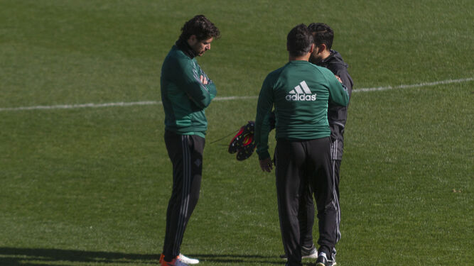 Víctor y Alexis dialogan con el utillero Javier Martín en el último entrenamiento en la ciudad deportiva.