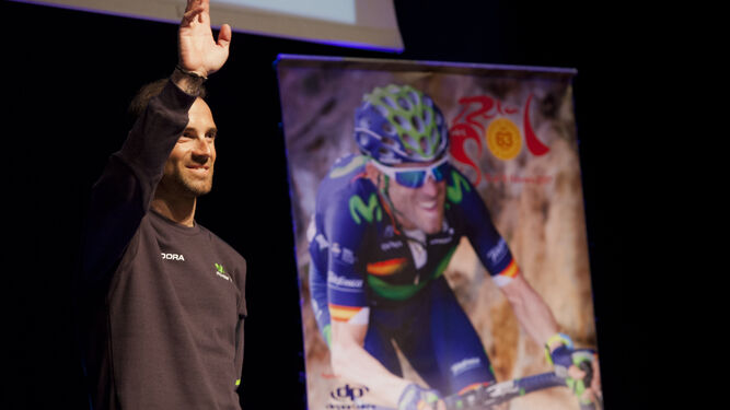 Alejandro Valverde saluda a los asistentes a la gala de ayer que sirvió para la presentación de los equipos participantes en la Vuelta a Andalucía.