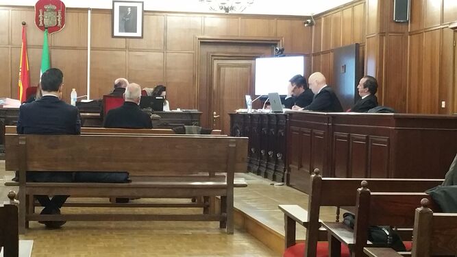 Una imagen de la sesión del juicio, a la que asistieron sólo tres de los diez acusados.
