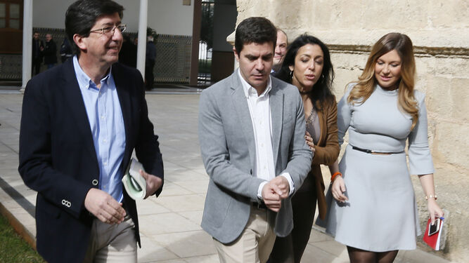 El portavoz de Ciudadanos, Juan Marín, acude a la sesión de control junto a varios diputados de su grupo.