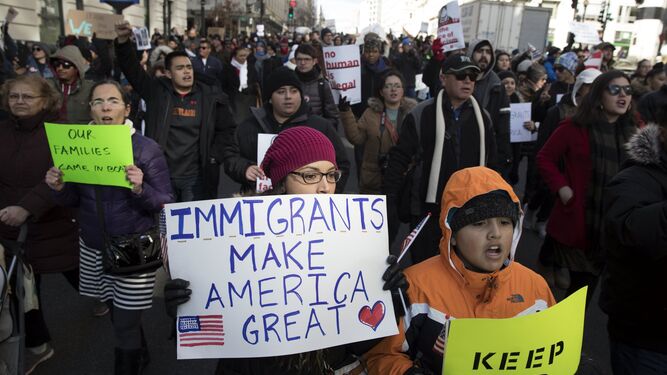 Una mujer sostiene un cartel en el que se lee 'Los inmigrantes hacen grande a Estados Unidos', en una marcha ayer en Washington del 'Día sin inmigrantes'.