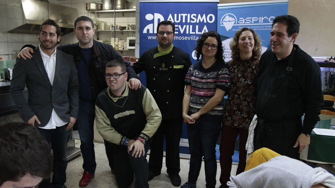 Miembros de Autismo Sevilla junto a varios jóvenes con Asperger, ayer en el bar El Jinete.