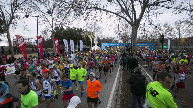 Los corredores realizan su salida en el Maratón de Sevilla