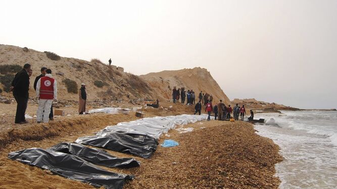 Hallan los cuerpos de 74 inmigrantes frente a la costa de Libia