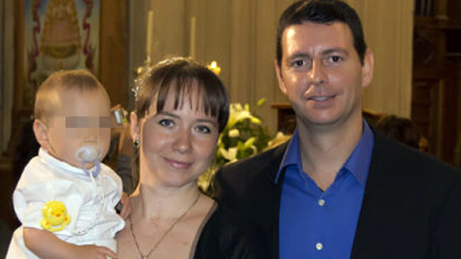 Yulia Lantukh y Sergio Oliva, con uno de sus hijos.