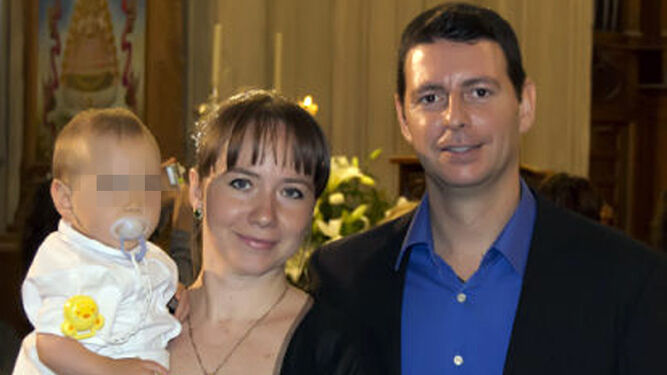 Yulia Lantukh y Sergio Oliva, con uno de sus hijos.