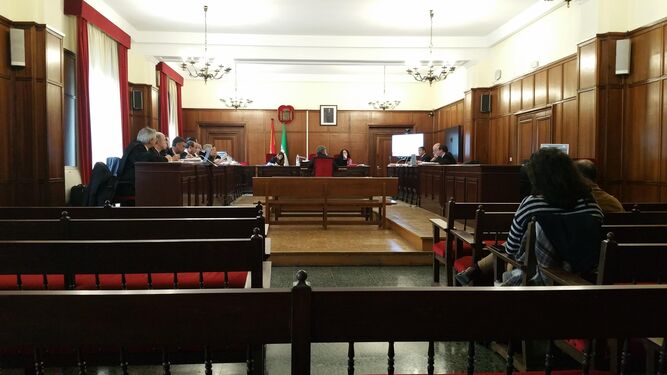Ninguno de los diez acusados asistió ayer a la sesión del juicio. En la imagen, uno de los testigos responde a las preguntas del fiscal.
