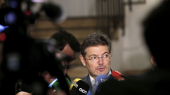 El ministro de Justicia, Rafael Catalá, atiende a los medios en un acto reciente.