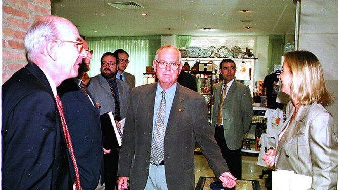 Luis Portero -en el centro-, en una imagen de 1999, un año antes de ser asesinado por ETA en Granada.