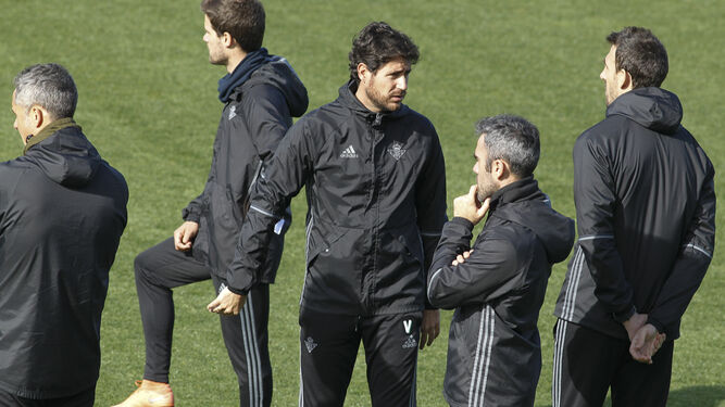 Víctor Sánchez del Amo, junto a dos sus ayudantes, en un entrenamiento.
