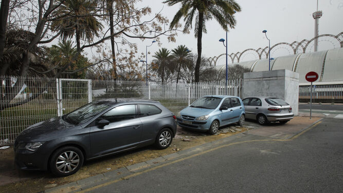 Coches mal aparcados la pasada semana en la isla de La Cartuja.