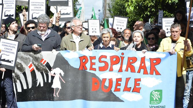 La cabecera de la manifestación de Algeciras, liderada por Juancho López de Uralde y Raquel Ñeco, segundo y quinta por la izquierda, respectivamente.