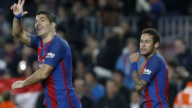 Suárez y Neymar celebran un gol.