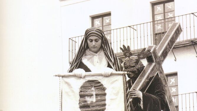 Antigua foto de la Verónica mostrando el paño con el rostro de Jesús. La imagen es del archivo de Juan Torres.