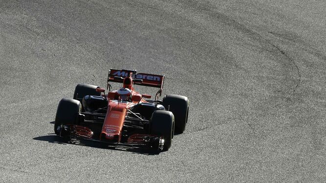 El monoplaza de McLaren en las pruebas de Montmeló.