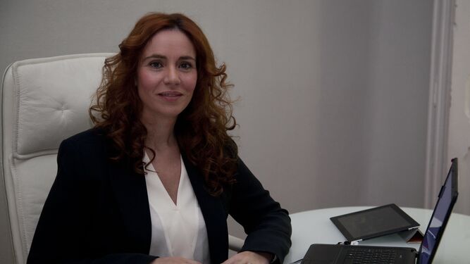 Ángela Quintas, especialista en Química Orgánica y Clínica, es la autora del libro.