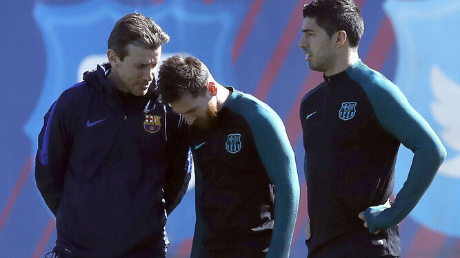 Messi recibe una confidencia del segundo entrenador, Juan Carlos Unzué, durante la sesión preparatoria.