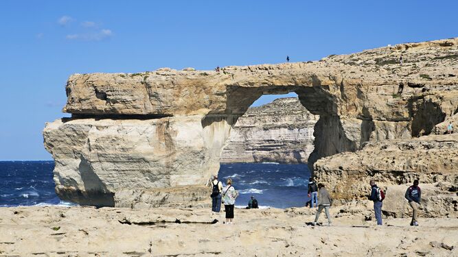Turistas visitan la Ventana Azul de Malta.
