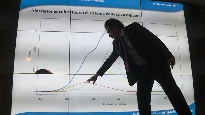 El analista educativo José Manuel Lacasa en la conferencia que ofreció ayer.