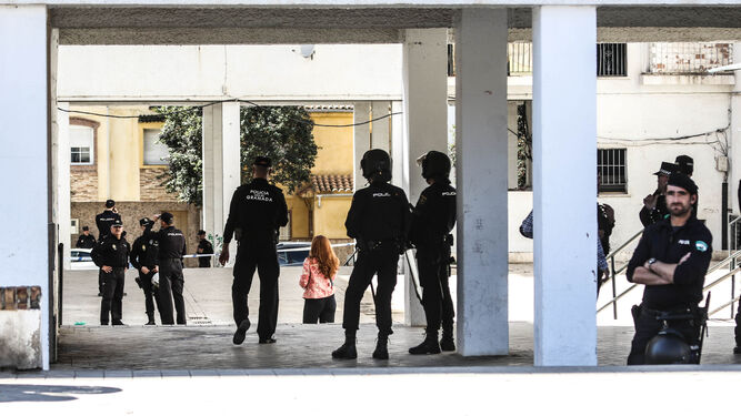 Agentes de la Policía Nacional y de la Policía Local de Granada en el barrio donde se produjo el tiroteo.