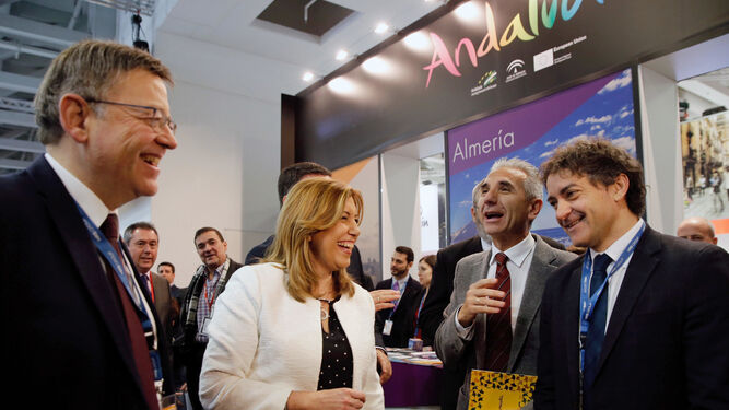 El presidente de la Generalitat valenciana, Ximo Puig, y la presidenta de la Junta de Andalucía, Susana Díaz, durante la visita que realizaron a la ITB.