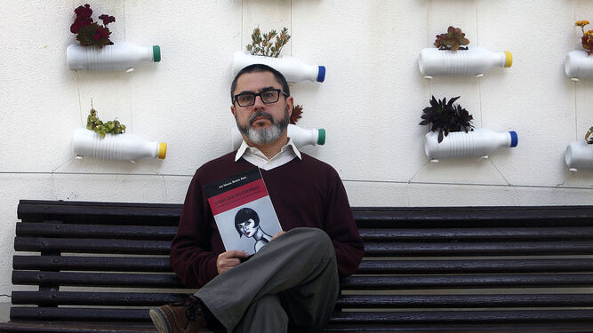 José Manuel Benítez Ariza (Cádiz, 1963) con un ejemplar de su nuevo libro.