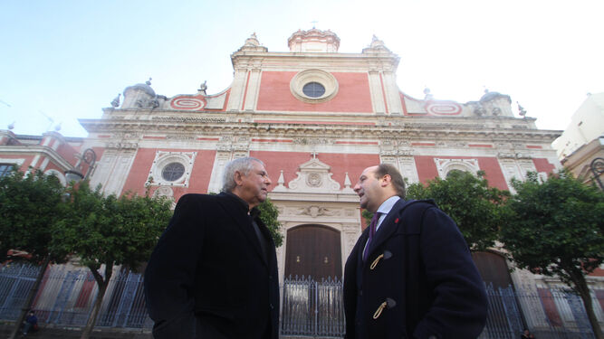 Fernando Mendoza, arquitecto; y Joaquín Moeckel, artífice de la recaudación popular, esta semana ante la iglesia del Salvador.