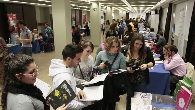 Varios jóvenes en una de las ediciones pasadas de la Feria Internacional de Estudios de Posgrado.
