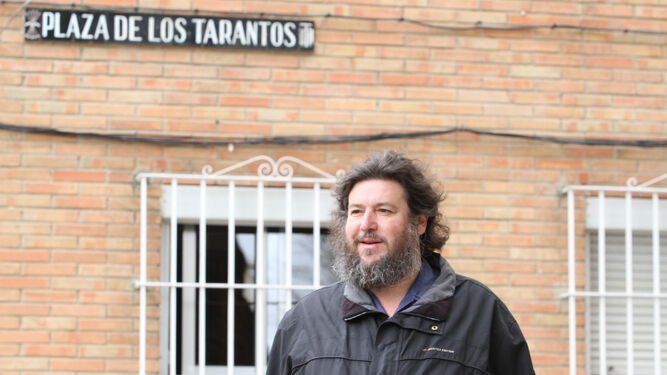 Pedro G.Romero, en la plaza donde sitúa la historia 'El winstonero'.