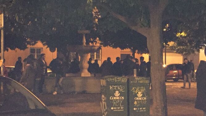 Jóvenes se concentran de noche en la plaza de San Leandro.