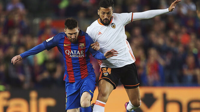 Messi y Garay durante un Barcelona-Valencia
