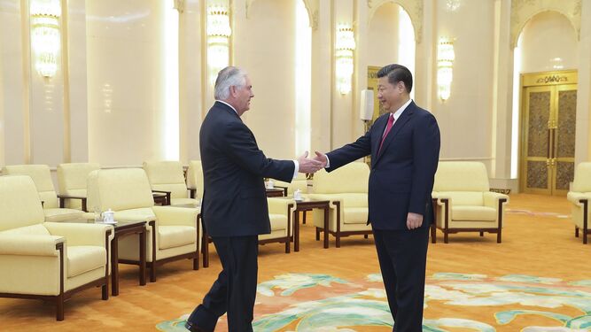 El secretario de estado de EEUU, Rex Tillerson, saluda al presidente chino, Xi Jinping, ayer en Beijing.