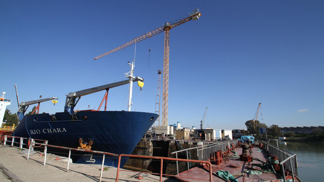 Un buque es reparado en los astilleros del Puerto de Sevilla.