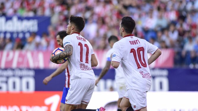 Correa, seguido de Nasri, corre hacia el centro del campo con el balón bajo el brazo tras anotar el 3-1 en el Vicente Calderón.