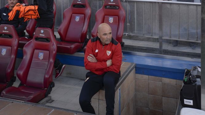 Jorge Sampaoli, serio y a solas junto al túnel de vestuarios del Calderón.