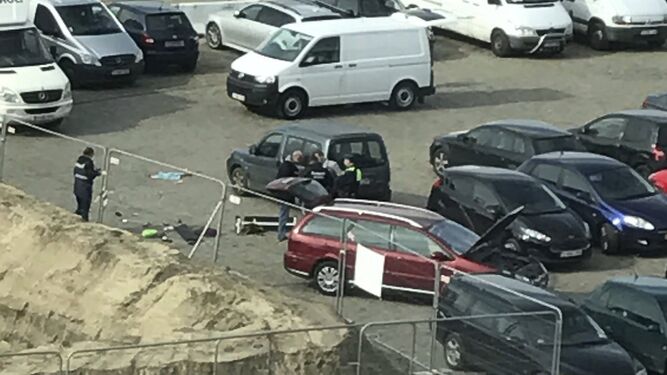 La Policía belga investiga un vehículo en un parking de Amberes.