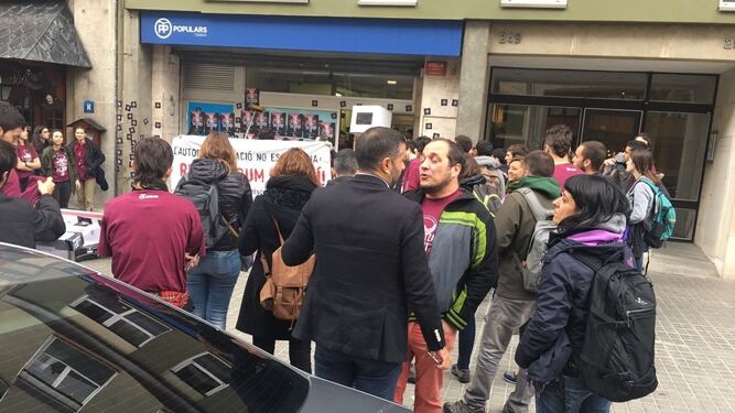 Escrache en la sede del PP catalán de un grupo afín a la CUP