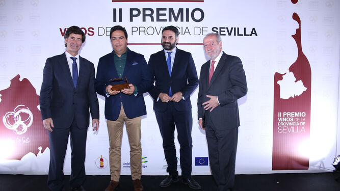 El presidente Villalobos, el consejero de Turismo y el presidente de la CES junto al premiado de Bodega La Margarita.