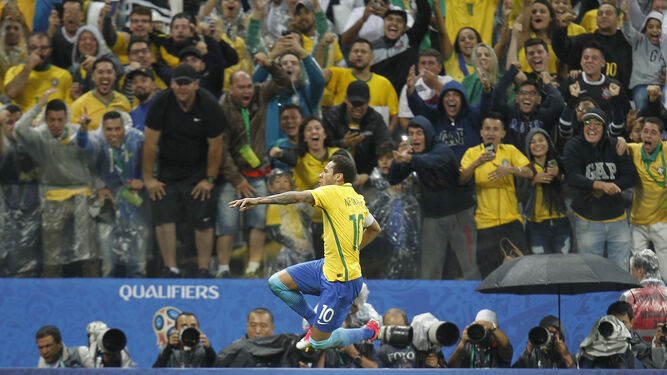 El jugador de Brasil Neymar celebra el segundo tanto de la selección brasileña frente a Paraguay.