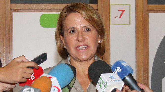 María Ángeles Tarilonte, atendiendo a la prensa.