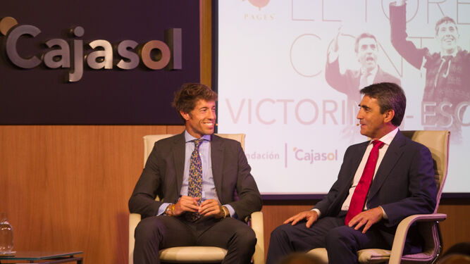 Manuel Escribano y Victorino Martín, ayer, en Cajasol.