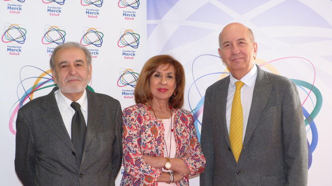 Emilio Iglesia, de EuropaColon España; Carmen González, de Fundación Merck Salud y el oncólogo Alfredo Carrato.