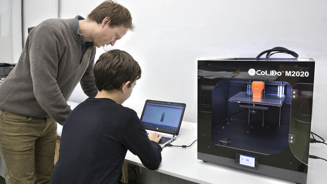 Un alumno experimenta con una impresora en tres dimensiones.