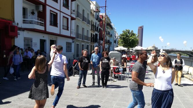 El delegado, Antonio Muñoz, pasea por la calle Betis, peatonal en la pasadas edición.